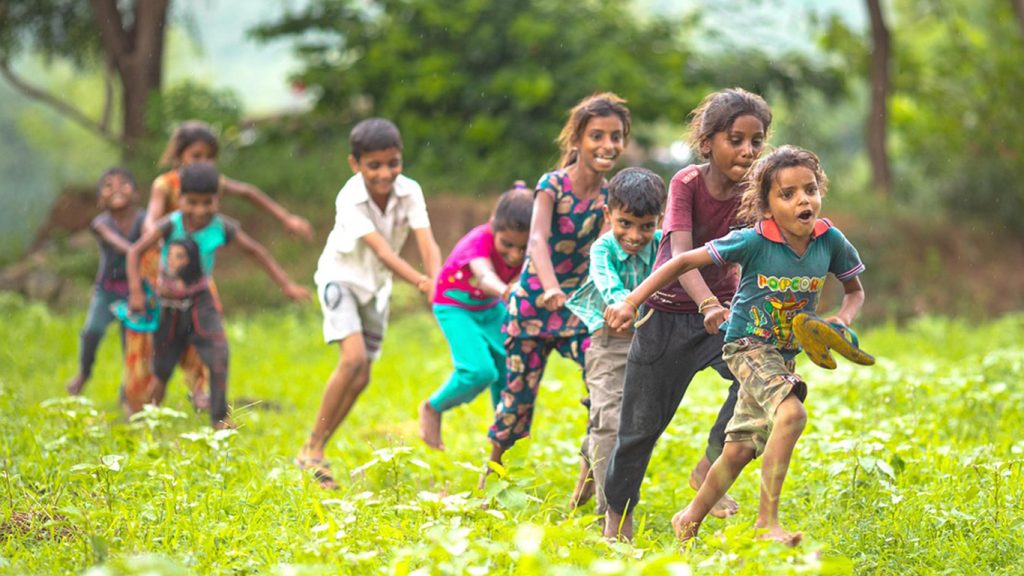 Il mondo del futuro governato dalla legge naturale-bambini giocano liberi e spensierati